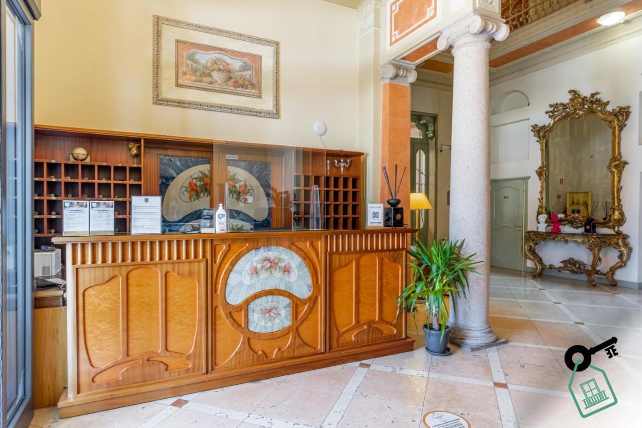Hotel Rooms Lago Maggiore Verbania Extérieur photo